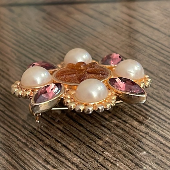 Vintage Floral Like Design Brooch with Pearl & Rhinestone Accents - Picture 5 of 15
